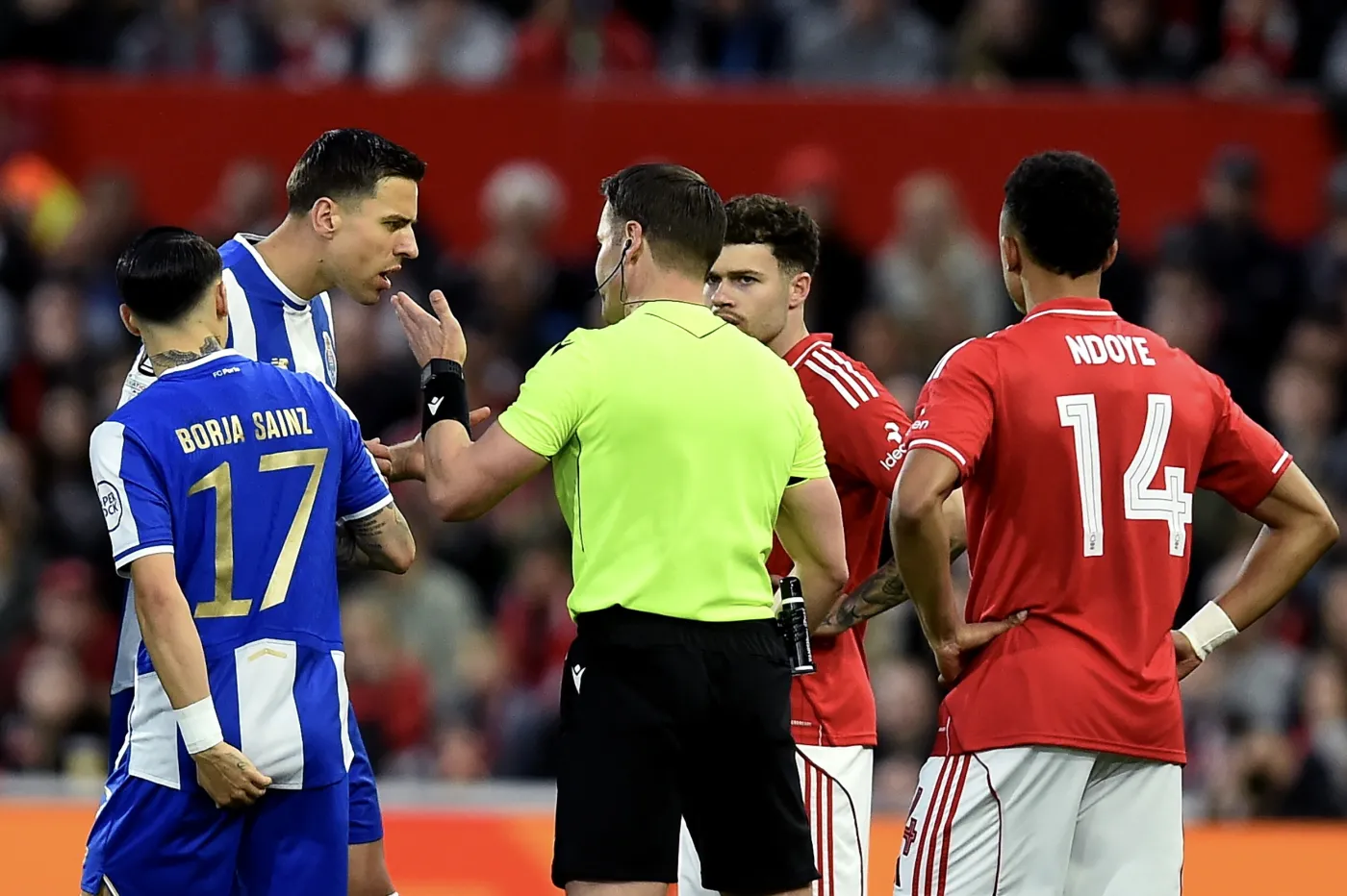 Liga Europy. Brutalny faul Jana Bednarka. Czerwona kartka dla reprezentanta Polski