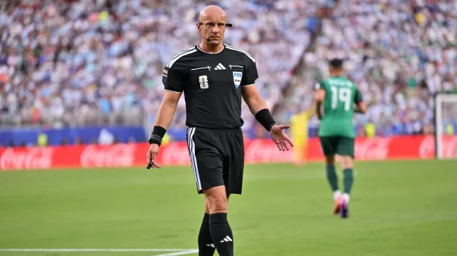 Marciniak w ogniu krytyki. Polski arbiter powinien ukarać Messiego czerwoną kartką