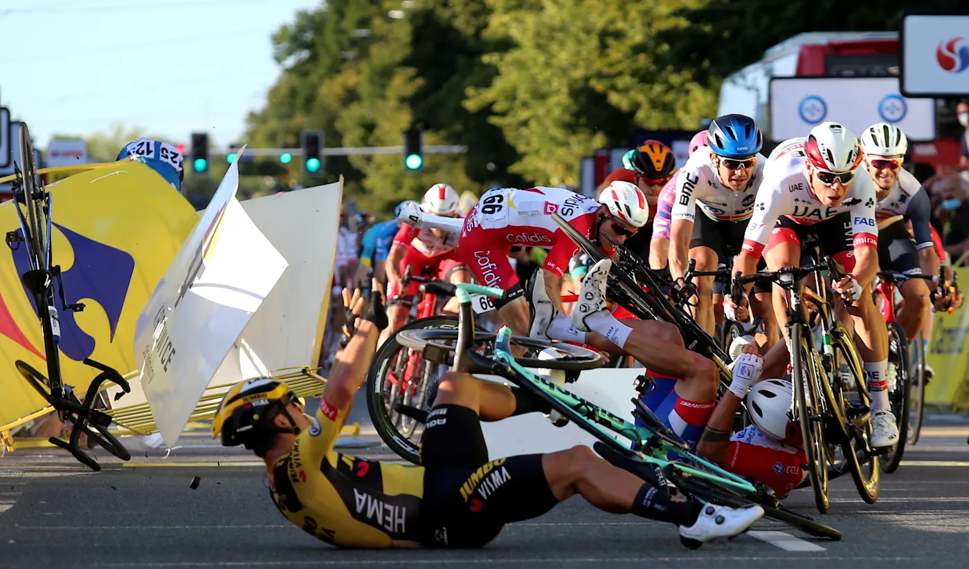 Kraksa na mecie 1. etapu wyścigu kolarskiego 77. Tour de Pologne z Chorzowa do Katowic