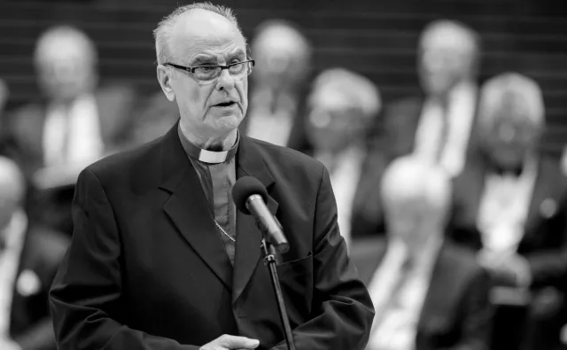 Zmarł biskup Jan Szarek. Chorował na Covid-19