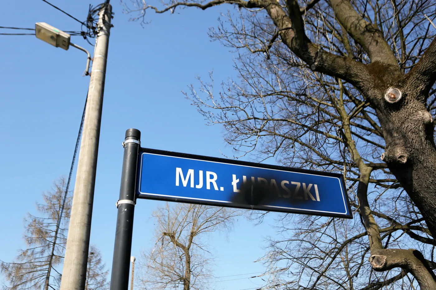 Ulice, nazwane imieniem "Łupaszki" często bywają niszczone. Na zdjęciu tablica w Krakowie