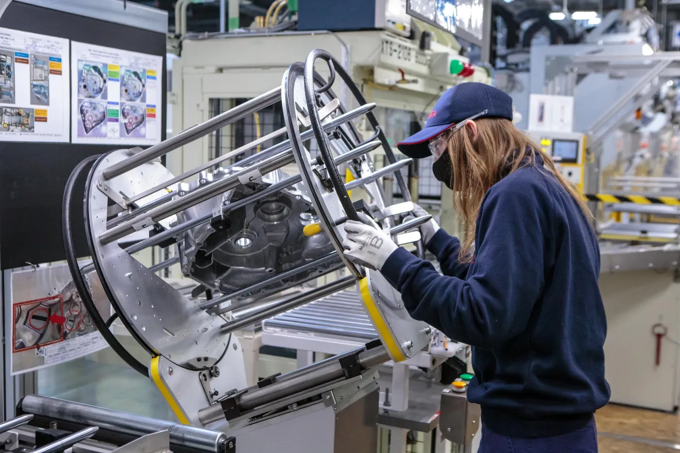 toyota-podwaja-w-polsce-produkcje-elektrycznych-napedow-hybrydowych-do-toyoty-yaris-37244591.jpg