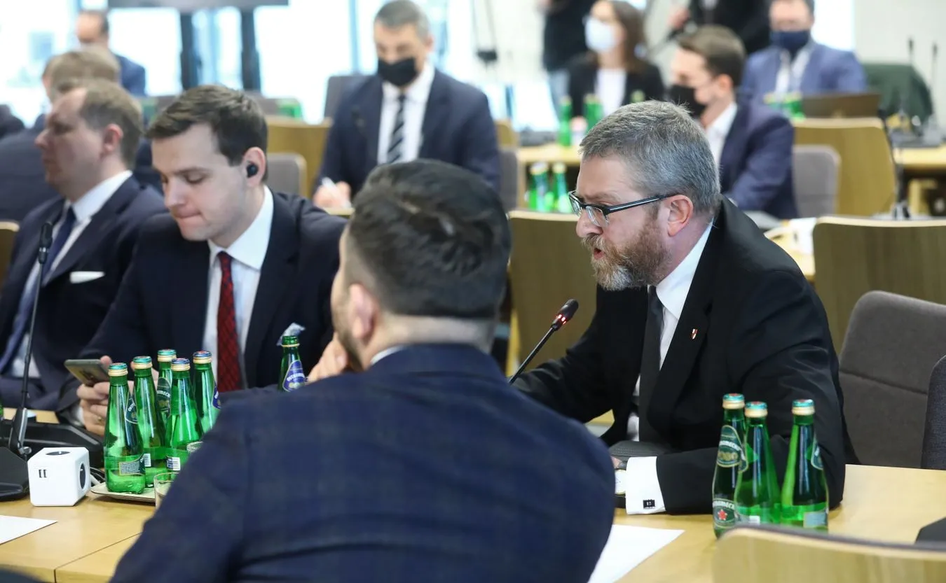 Posłowie Konfederacji wykluczeni z posiedzenia komisji za brak maseczek