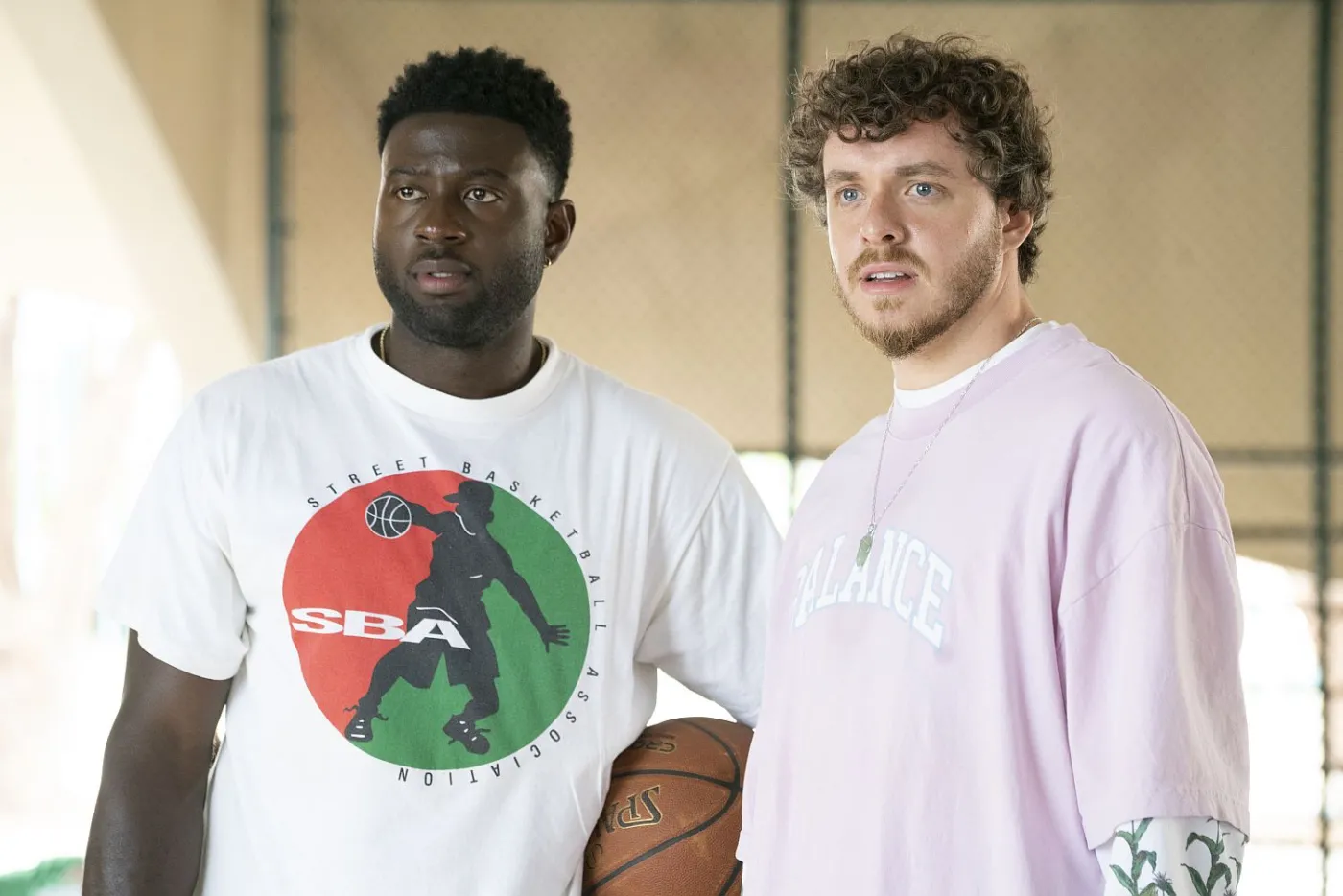 Sinqua Walls jako Kamal i Jack Harlow jako Jeremy w filmie "Biali nie potrafią skakać"