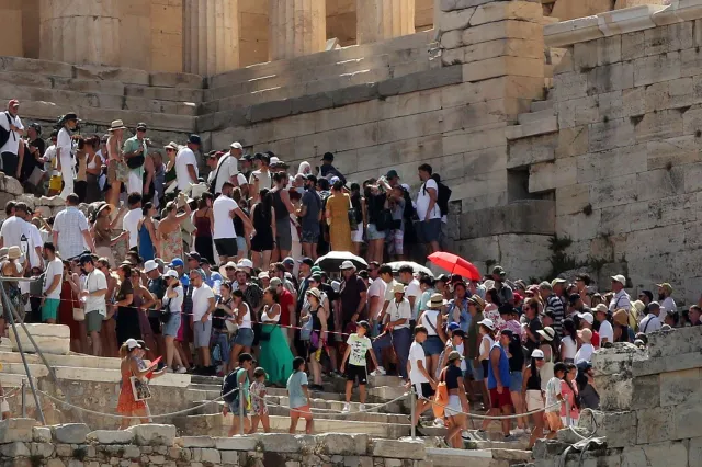 Kleon nawiedził Grecję. Zamknięto Akropol