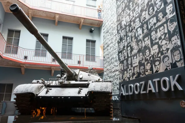 Rosja rozsierdziła Węgry podręcznikiem historii. "Nie martwcie się o cenę, sfinansujemy bilet do Domu Terroru"