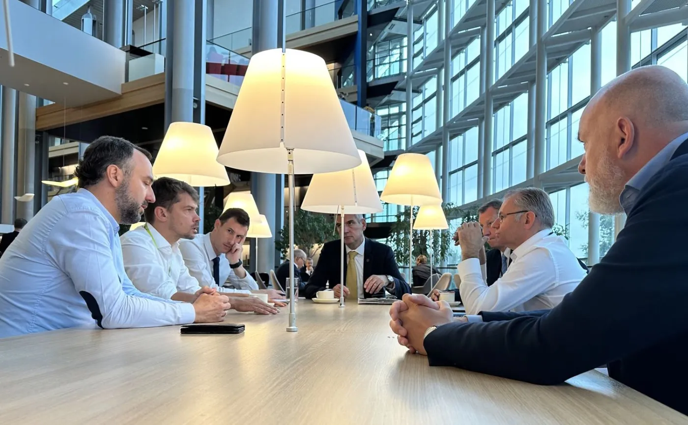 Scysja Kołodziejczaka z politykami PiS w Parlamencie Europejskim. "O! W barku na trzecim piętrze was podjął"