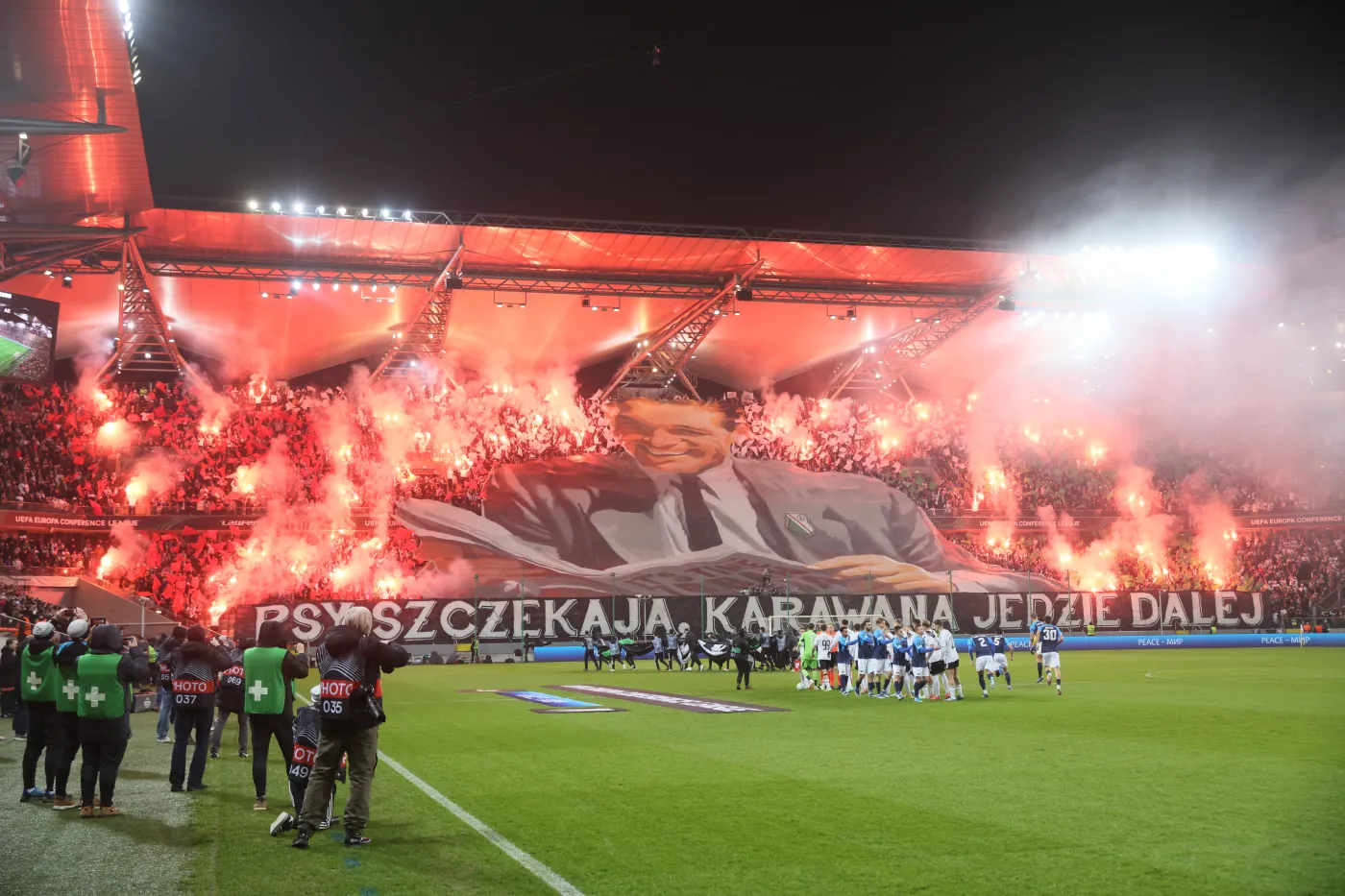 Policja uratowała życie kibicowi Legii Warszawa [WIDEO]