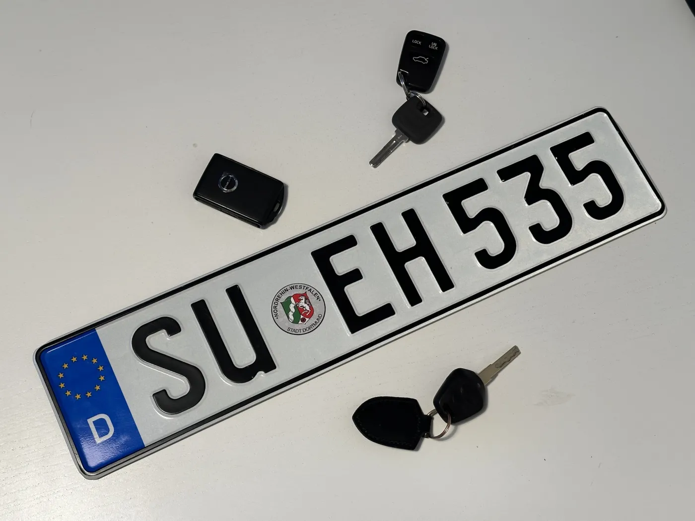 podrabiane-niemieckie-tablice-rejestracyjne-bywaja-sprzedawane-jako-kolekcjonerskie-38005776.jpg