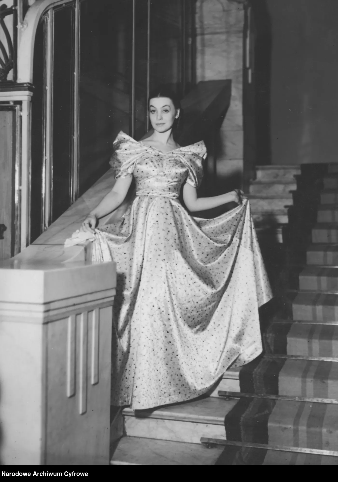 nina-andrycz-wybrana-podczas-balu-krolowa-mody-1973-rok-fot-narodowe-archiwum-cyfrowe-38005253.jpg
