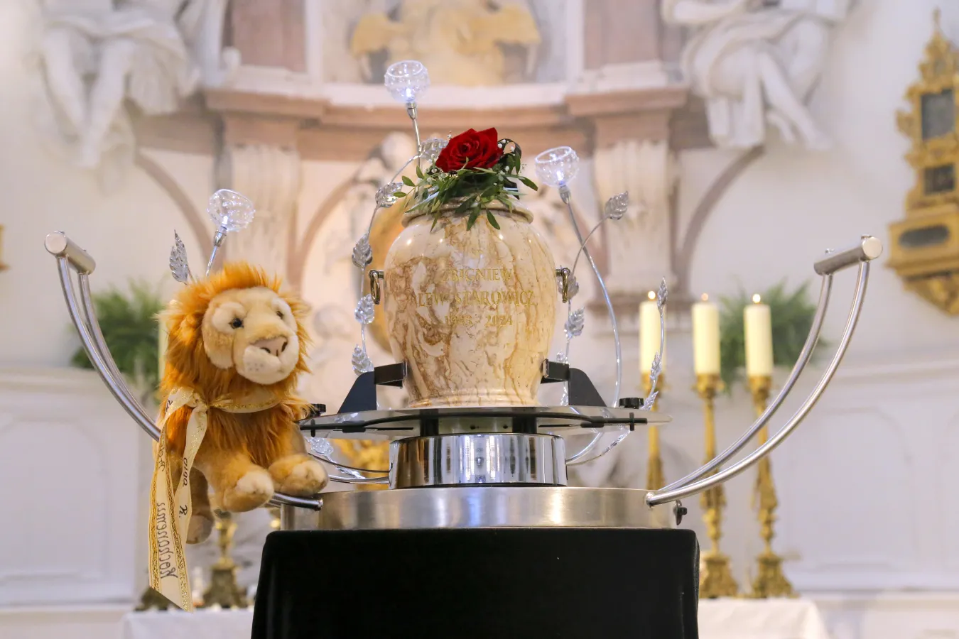 Pogrzeb Zbigniewa Lwa-Starowicza. Obok urny postawiono...maskotkę [FOTO]