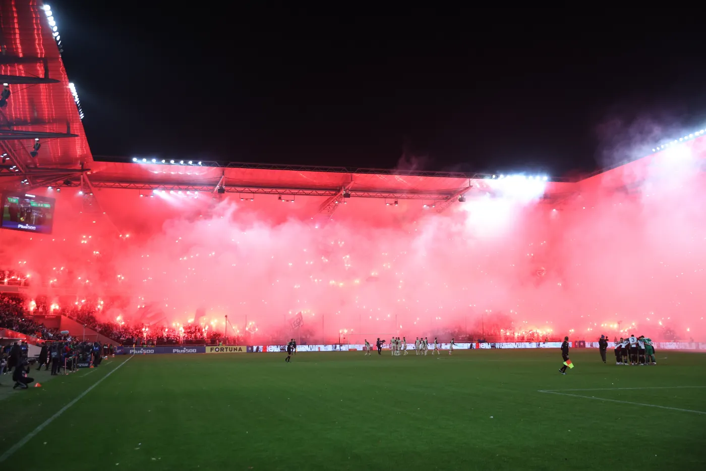 Kibic Legii zamienił się w pochodnię. Państwo, PZPN i kluby godzą się na łamanie prawa