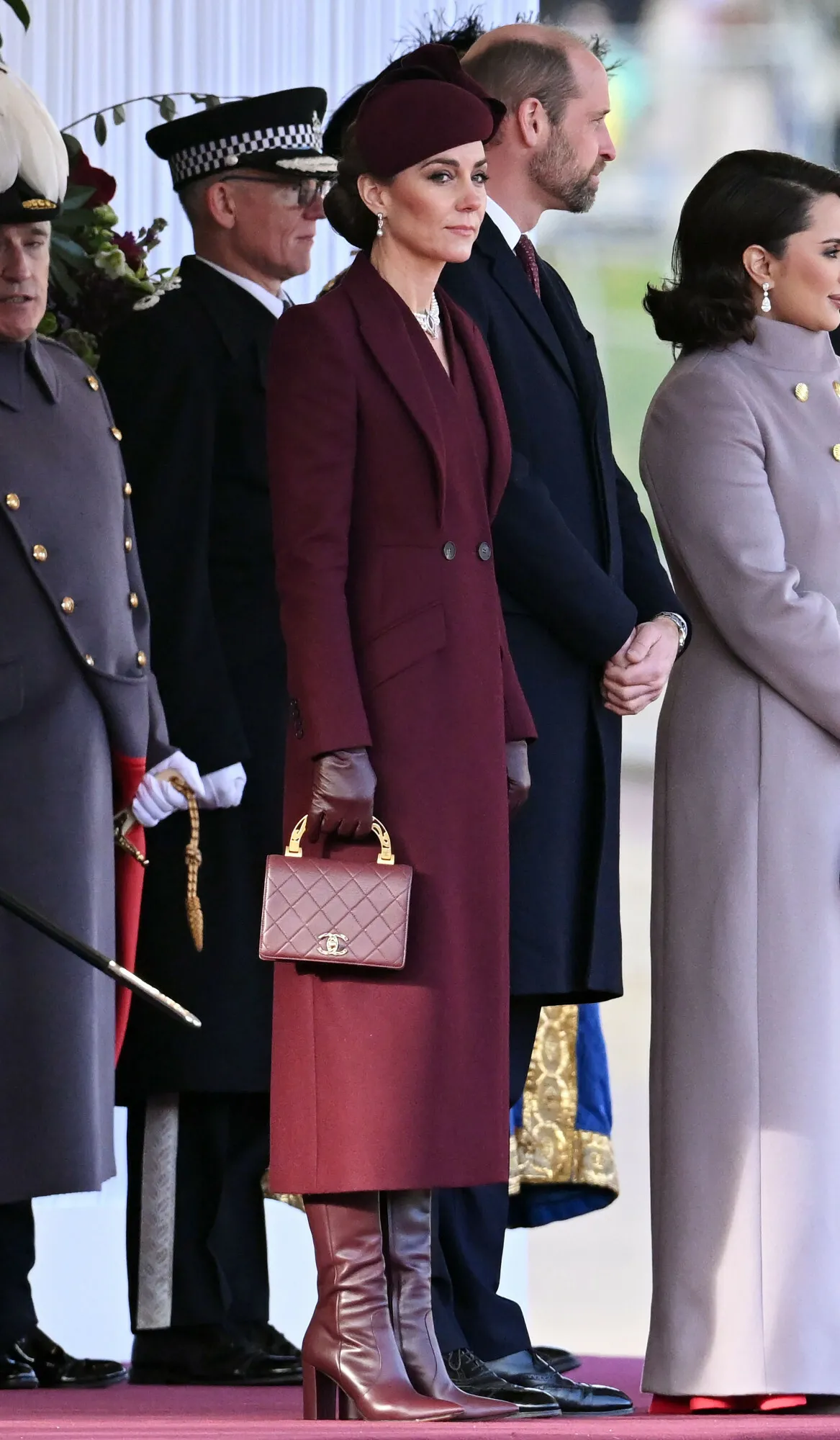 ksiezna-kate-w-bordowej-stylizacji-podczas-powitania-emira-kataru-w-wielkiej-brytanii-38359567.jpg
