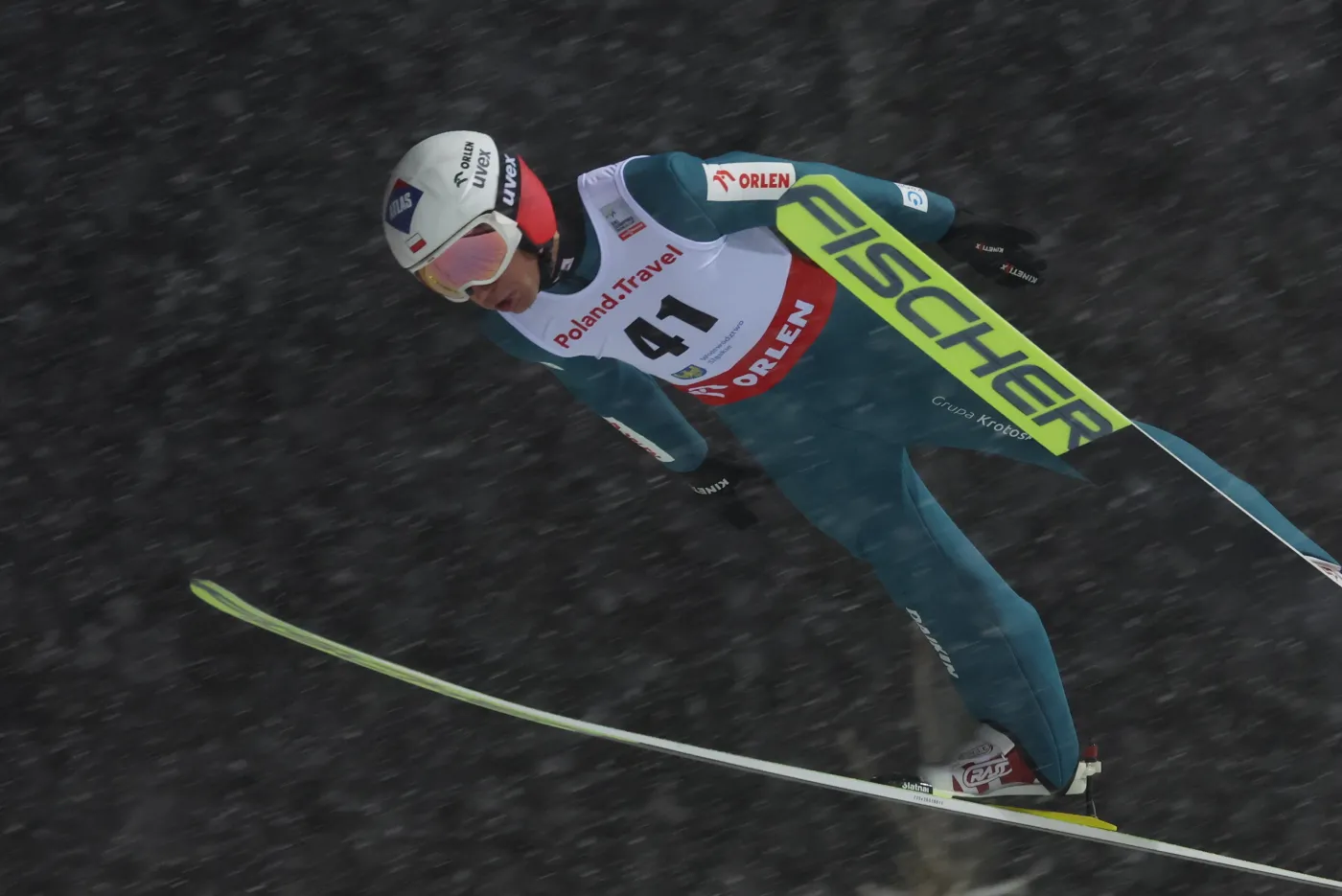 kamil-stoch-podczas-kwalifikacji-przed-zawodami-pucharu-swiata-w-skokach-narciarskich-38359602.jpg