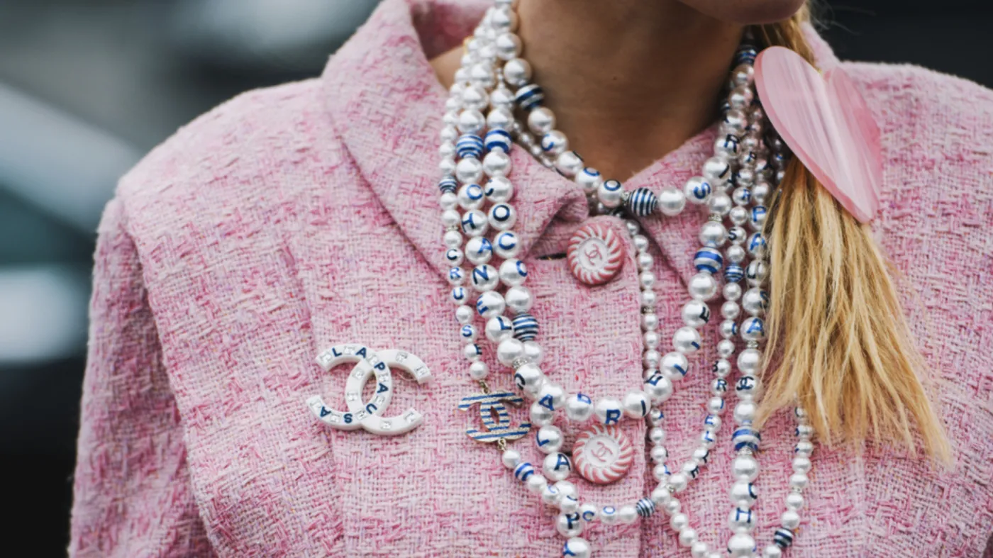 Najmodniejszy kolor wiosny 2025. Jak nosić pudrowy róż?