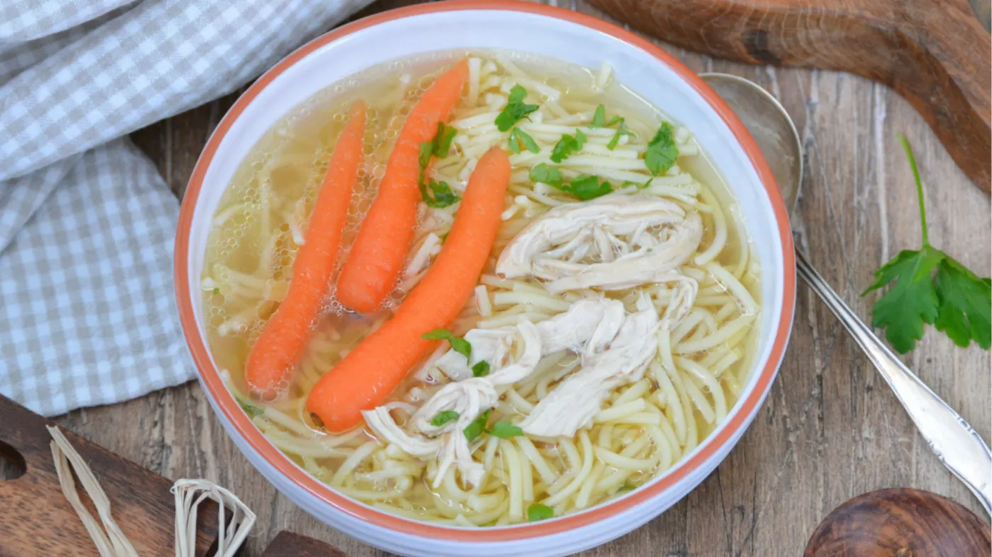 Czy trzeba myć mięso na rosół? Wiele osób popełnia błąd. Ekspertka wyjaśniła dlaczego