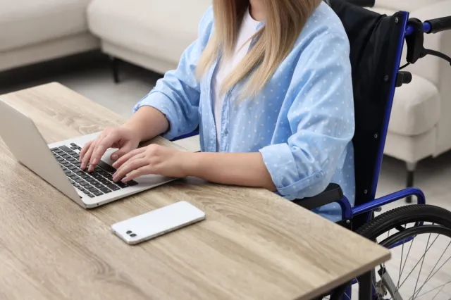 Wyższe dofinansowanie do wynagrodzeń osób z niepełnosprawnościami. Aktualne stawki