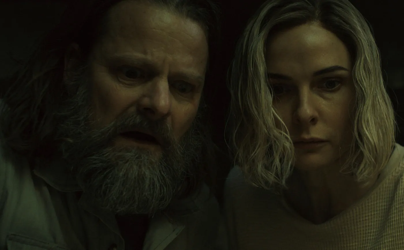 Steve Zahn i Rebecca Ferguson w 10. i finałowym odcinku drugiego sezonu serialu "Silos"