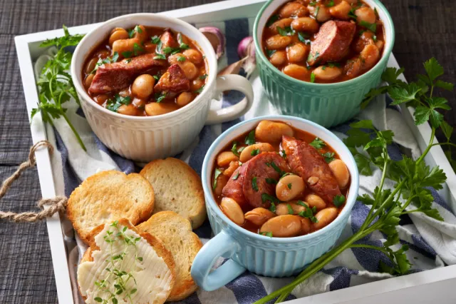 Przebojowe, ciepłe danie z czasów PRL na karnawał. Idealny przepis na fasolkę po bretońsku