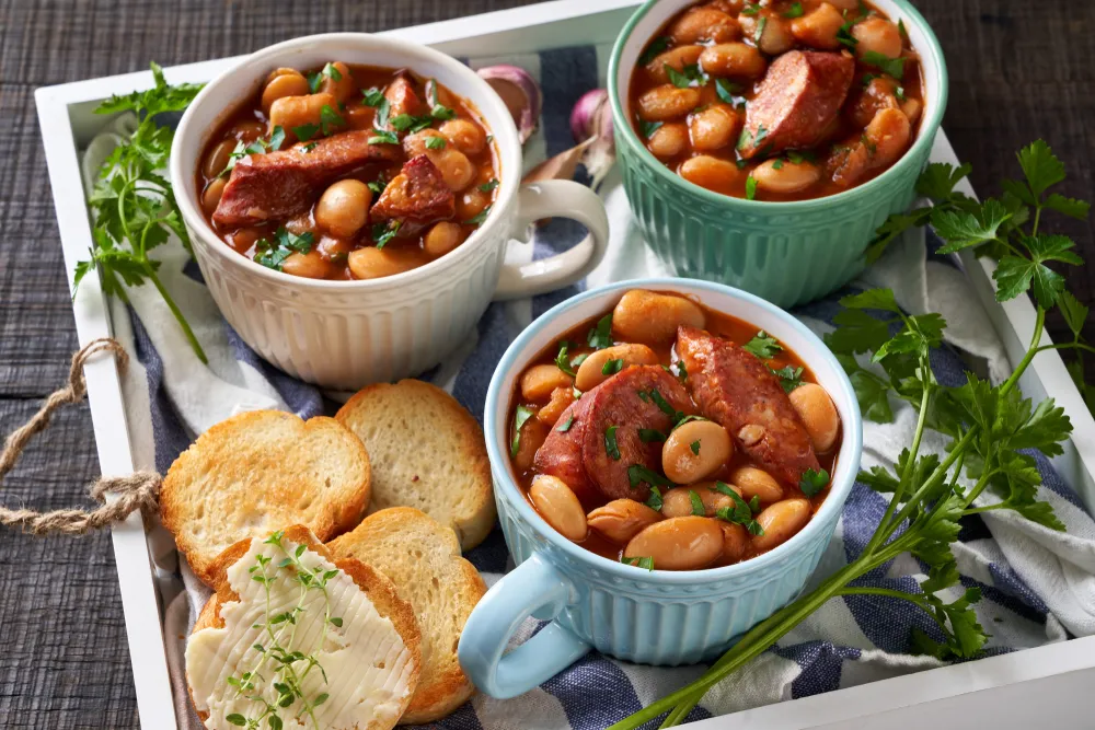 Przebojowe, ciepłe danie z czasów PRL na karnawał. Idealny przepis na fasolkę po bretońsku