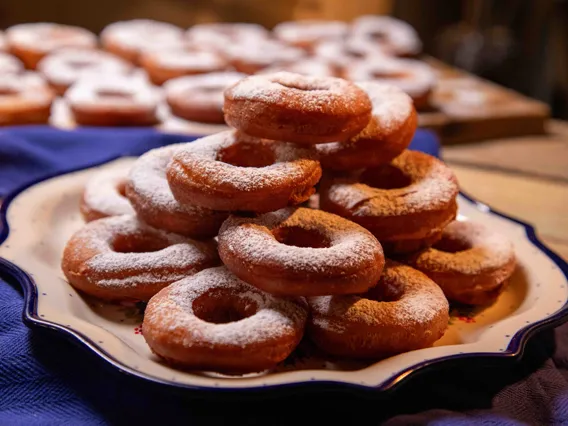 Oponki z przepisu Ewy Wachowicz. Ten tłuszcz dodaje do smalcu podczas smażenia