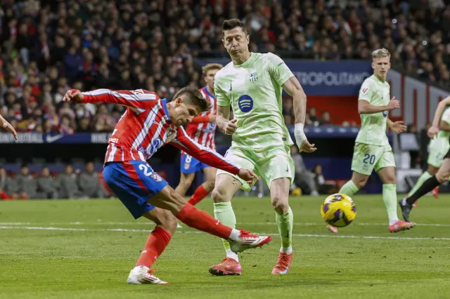 Lewandowski strzelił 22. gola, Szczęsny puścił dwie bramki, Barcelona wstała z kolan