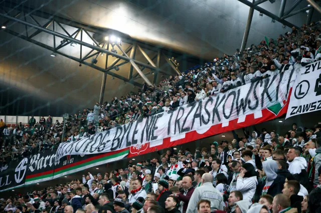 Polityczny transparent kibiców Legii Warszawa. "18 maja i 1 czerwca. Byle nie Trzaskowski"