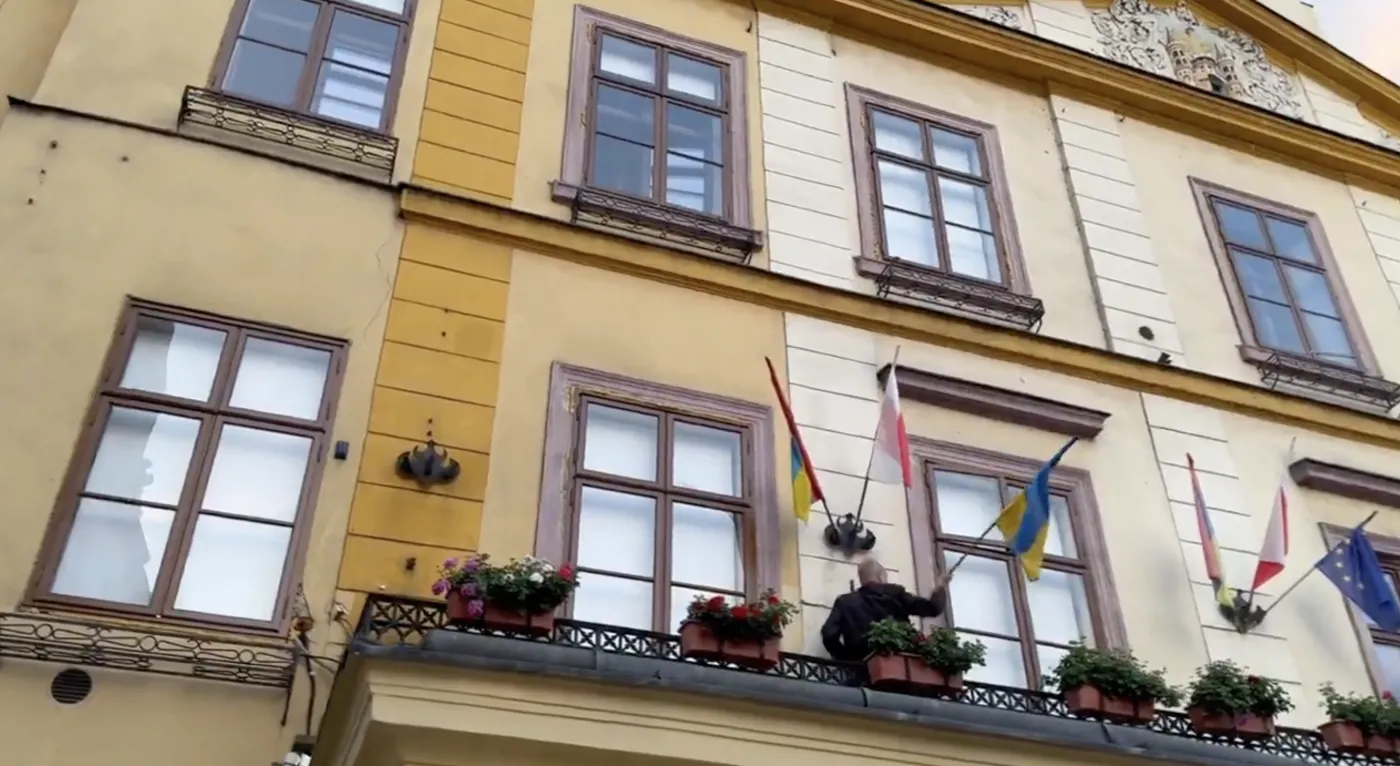 Posłowie zamienili flagi ukraińskie na polskie. Burmistrzyni zarzuca im kradzież