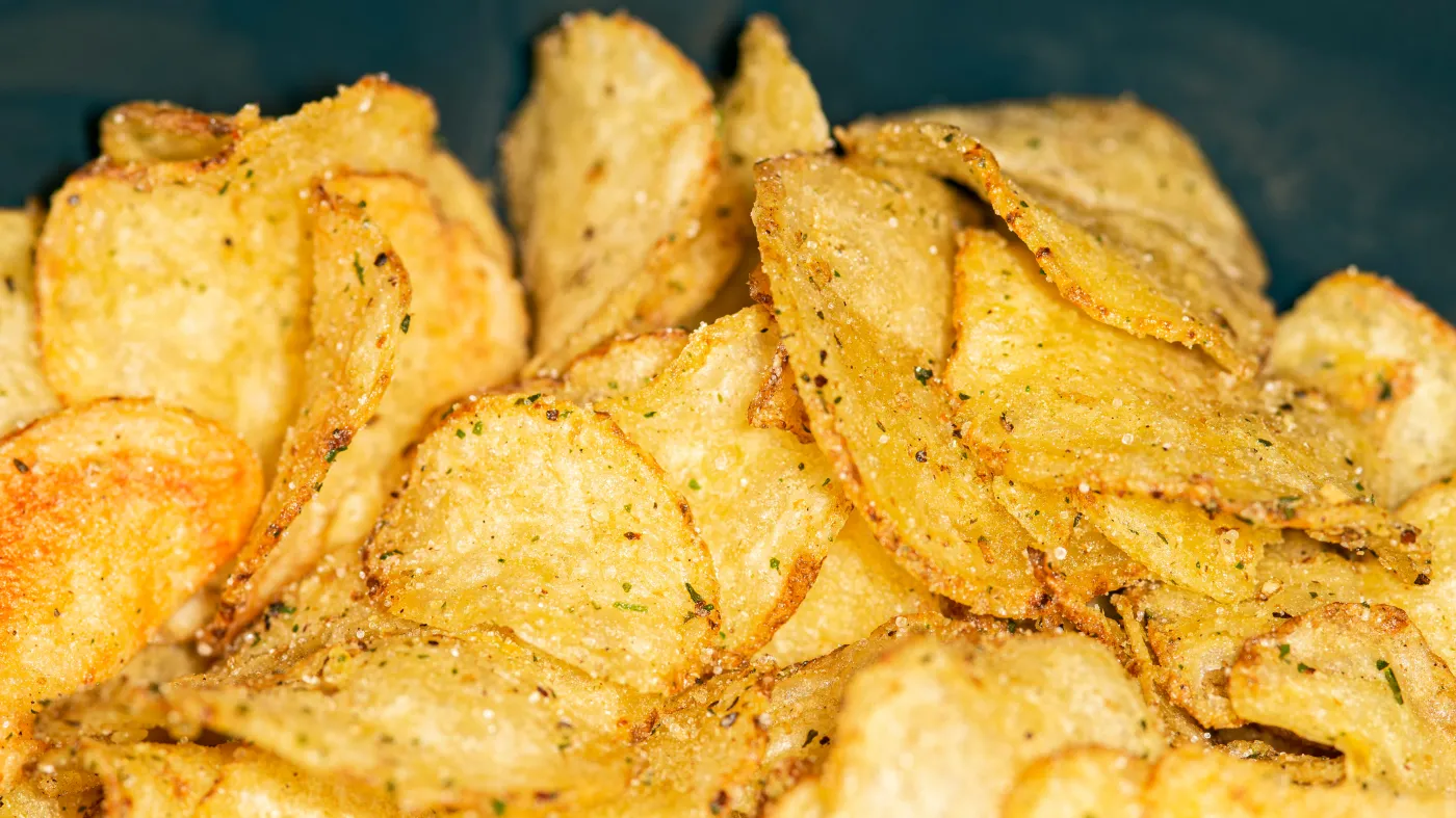 Domowe chipsy z młodych ziemniaków. Tak robi je Jakub Kuroń