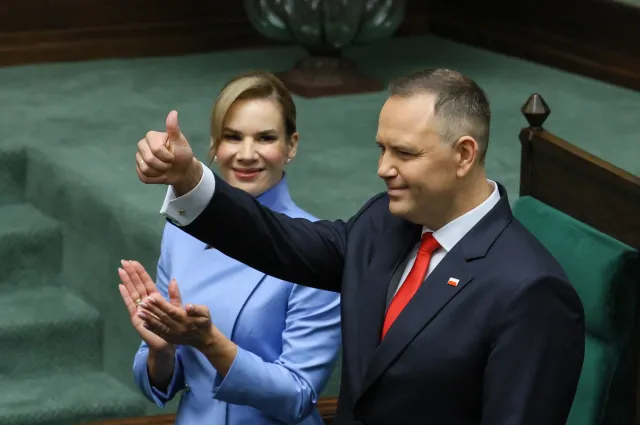 Trumpowski styl w Pałacu Prezydenckim? Nawrocki z czerwonym krawatem i jasnym przekazem