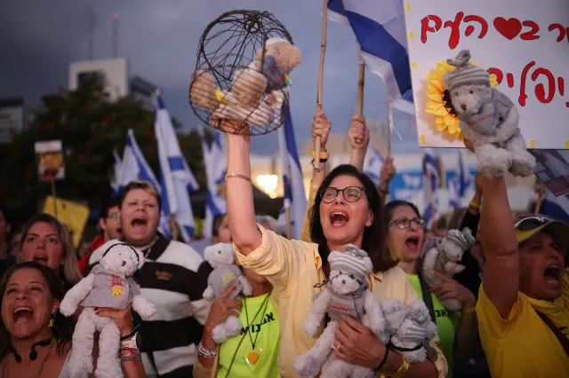 Hamas przekazał pierwszych 7 zakładników Czerwonemu Krzyżowi. Izrael czeka na kolejnych