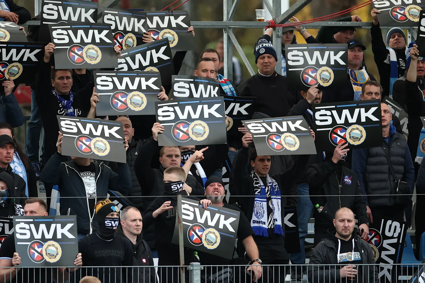 Kibice Hutnika spalili szaliki Wisły. Policja użyła gazu łzawiącego, by zapobiec bójce