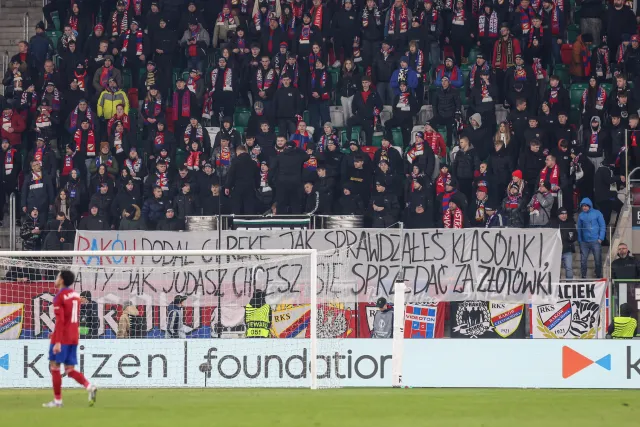 Kibice Rakowa nie zostawili suchej nitki na Papszunie. Oto co napisali na transparencie