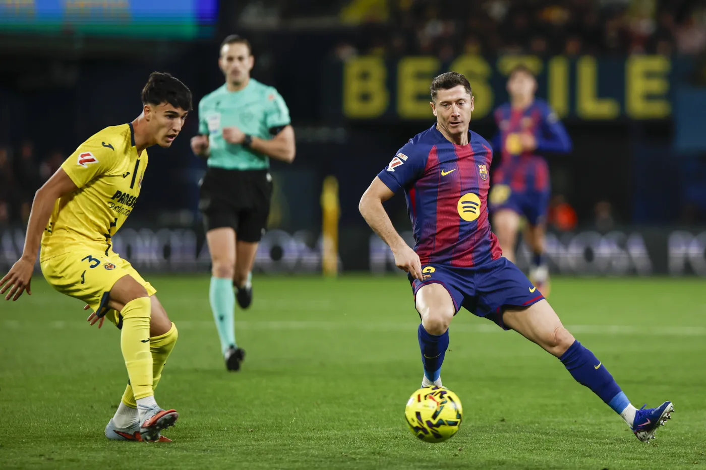 Barcelona wygrała ósmy ligowy mecz z rzędu. Lewandowski miał udział przy jednym z goli