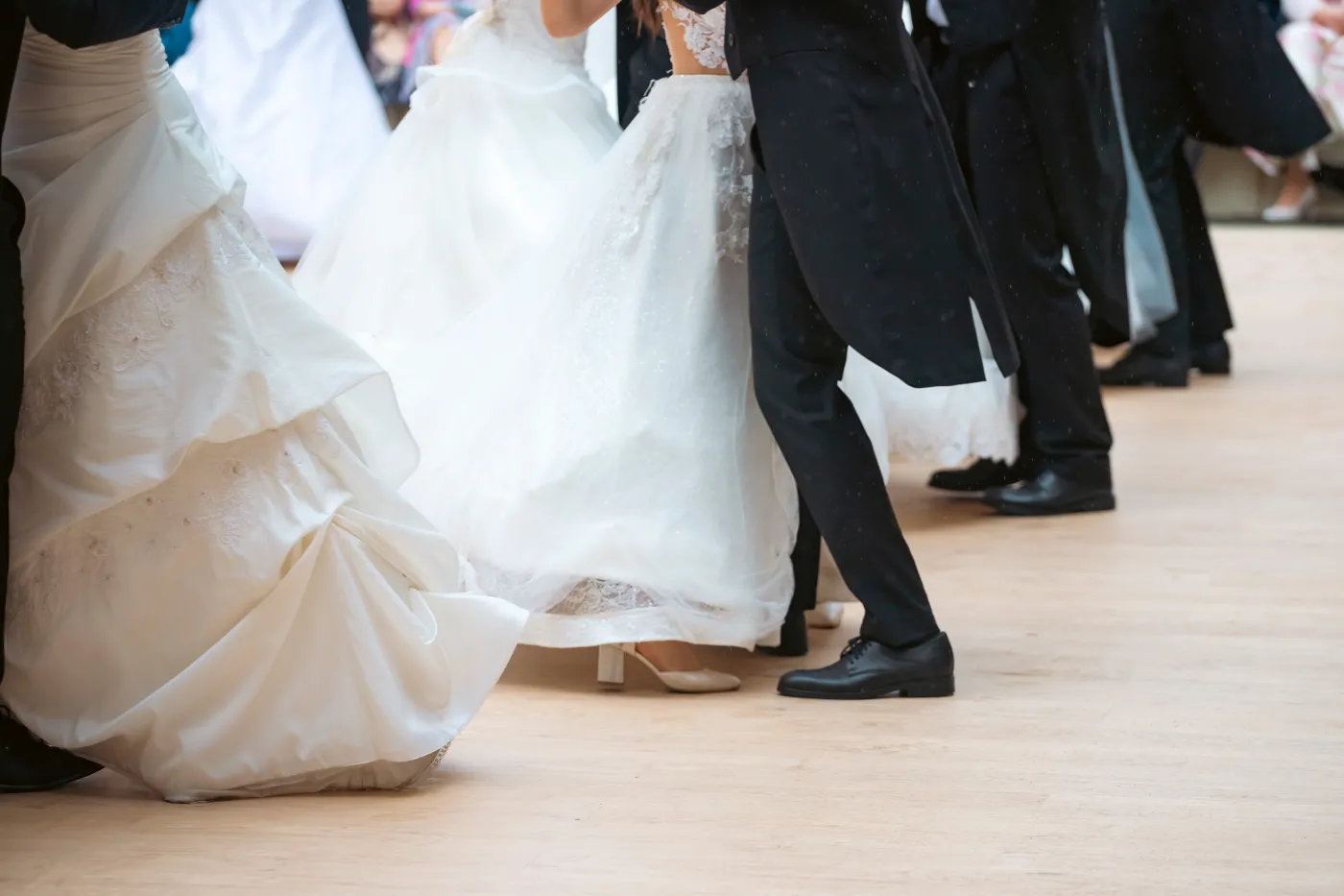 Nagranie ze studniówki hitem sieci. Zatańczyli do muzyki z nowej wersji "Chłopów" [WIDEO]