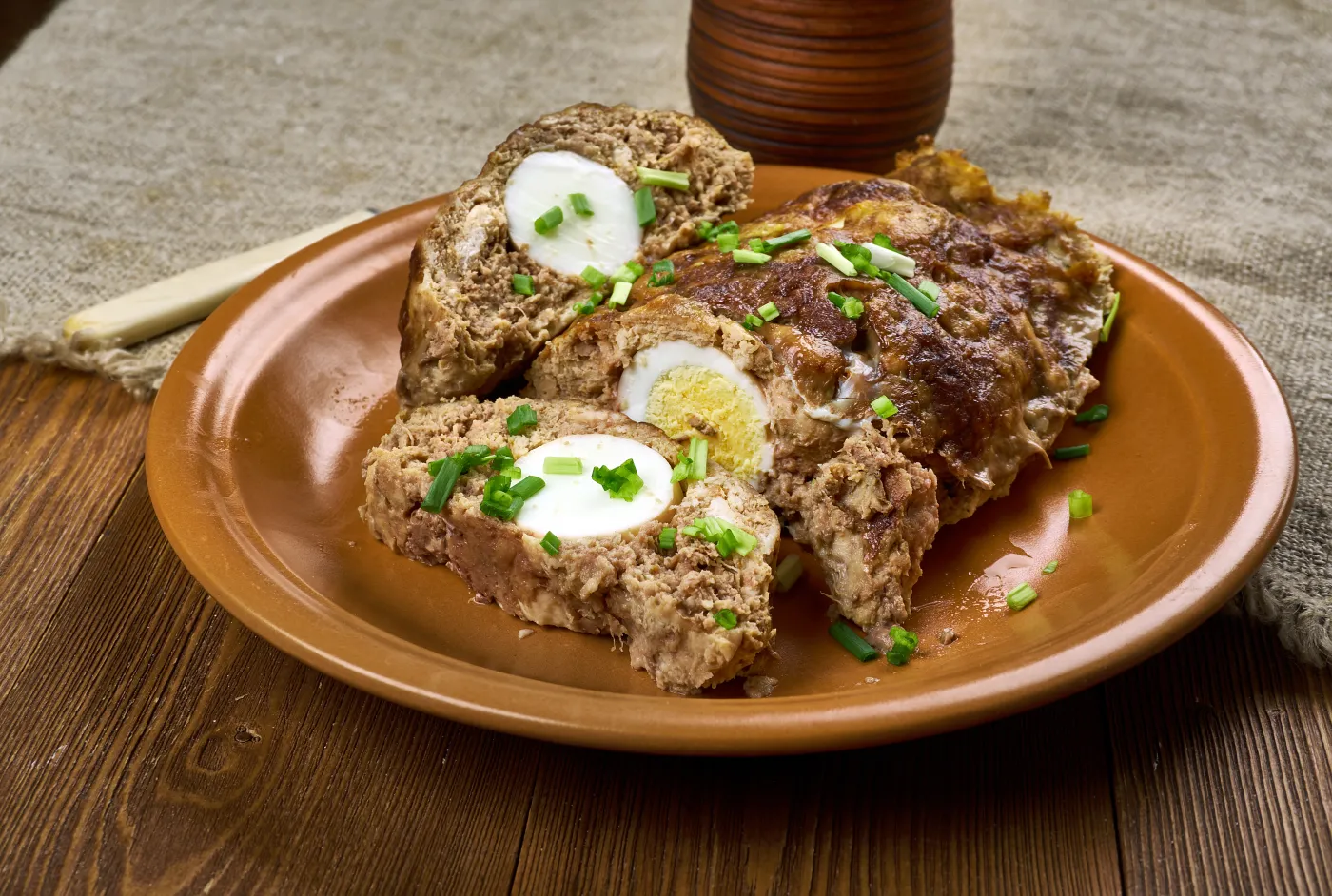 Pieczeń rzymska z jajkiem, efektowne i oszczędne danie na Wielkanoc