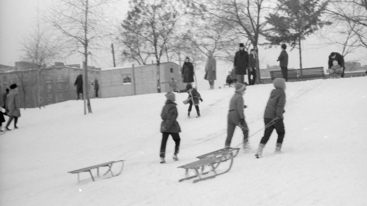 Szybki i trudny QUIZ. Ferie zimowe w PRL. Kto wtedy nie zjeżdża na sankach, odpada z gry  
