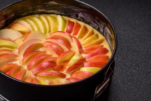 Kilka składników, kilka minut i obłędna szarlotka gotowa. Zapomnij o klasycznym przepisie