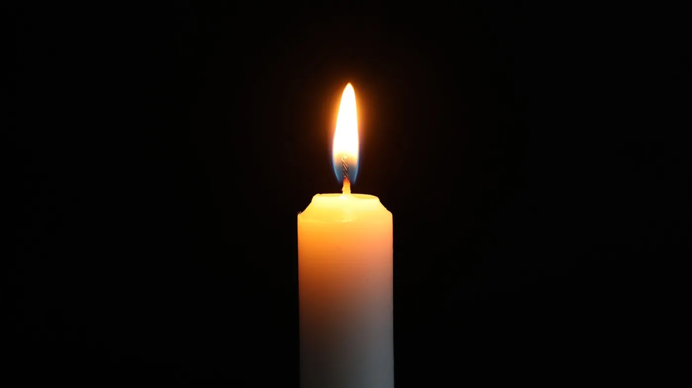 Holocaust,Remembrance,Day.,Burning,Candle,On,Dark,Background,,Closeup