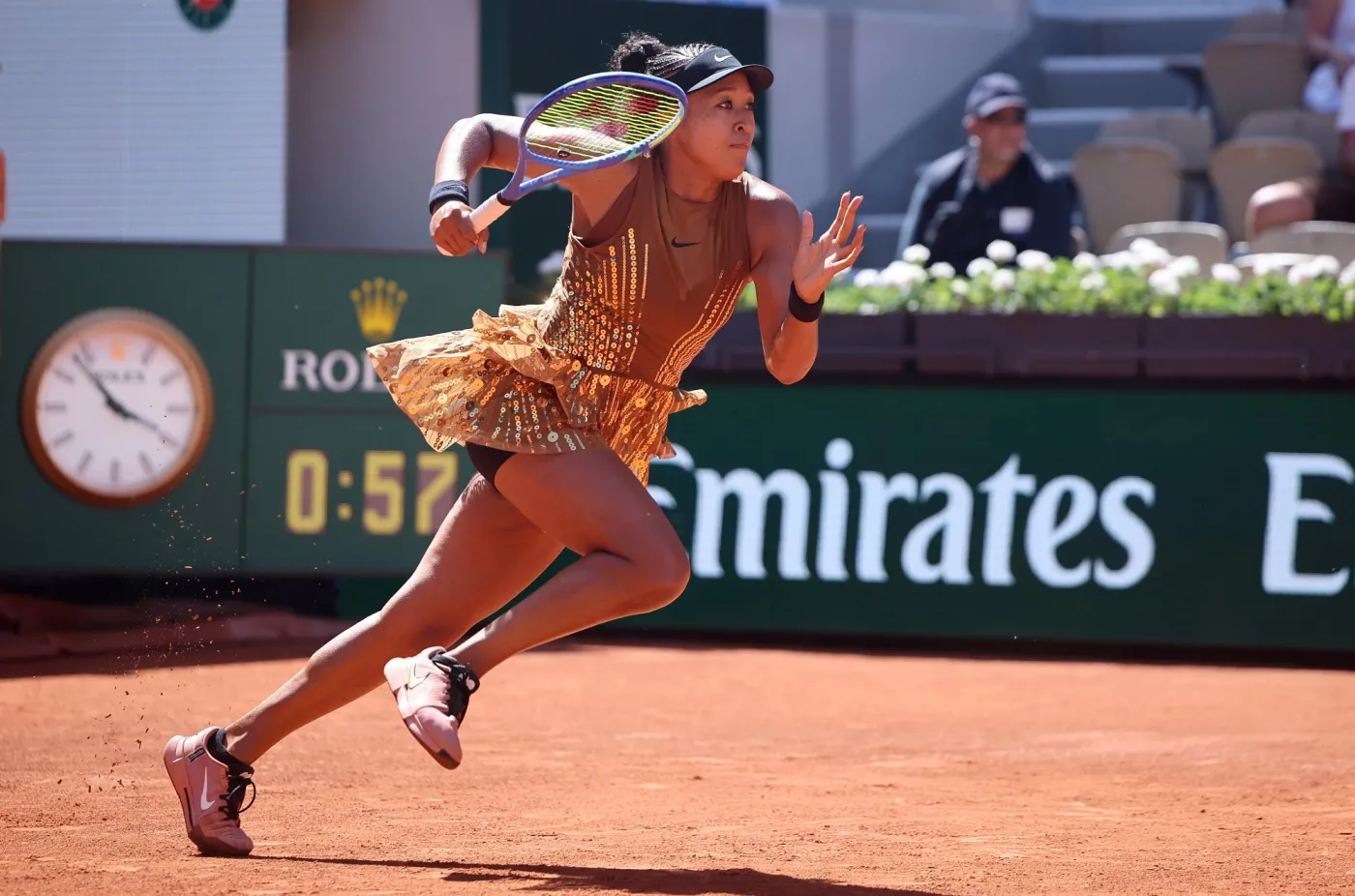 naomi-osaka-zadziwila-strojem-na-roland-garros-japonka-na-kort-weszla-cala-na-zloto-39155542.jpg