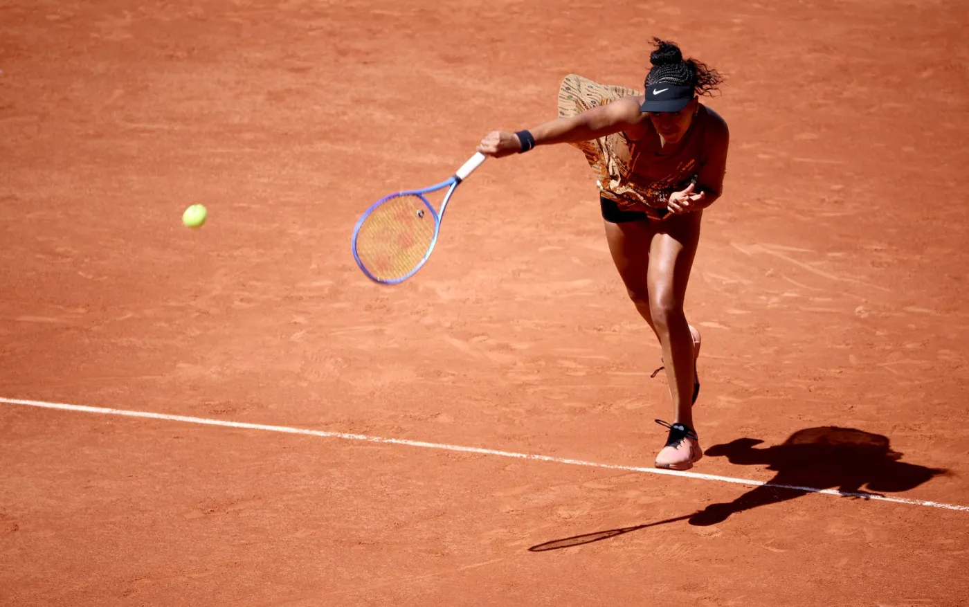 naomi-osaka-zadziwila-strojem-na-roland-garros-japonka-na-kort-weszla-cala-na-zloto-39155557.jpg