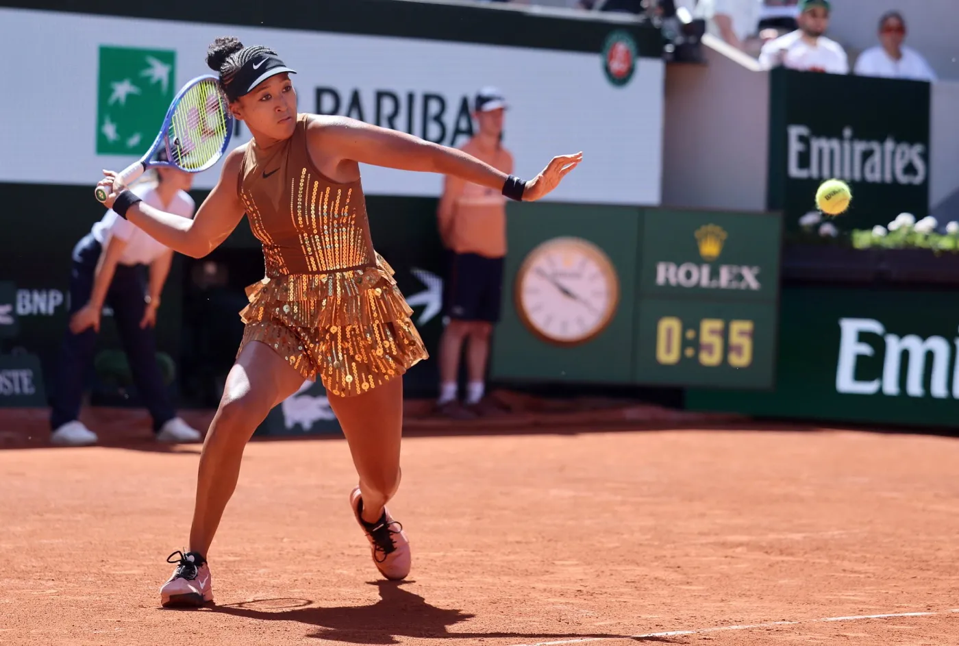 naomi-osaka-zadziwila-strojem-na-roland-garros-japonka-na-kort-weszla-cala-na-zloto-39155552.jpg