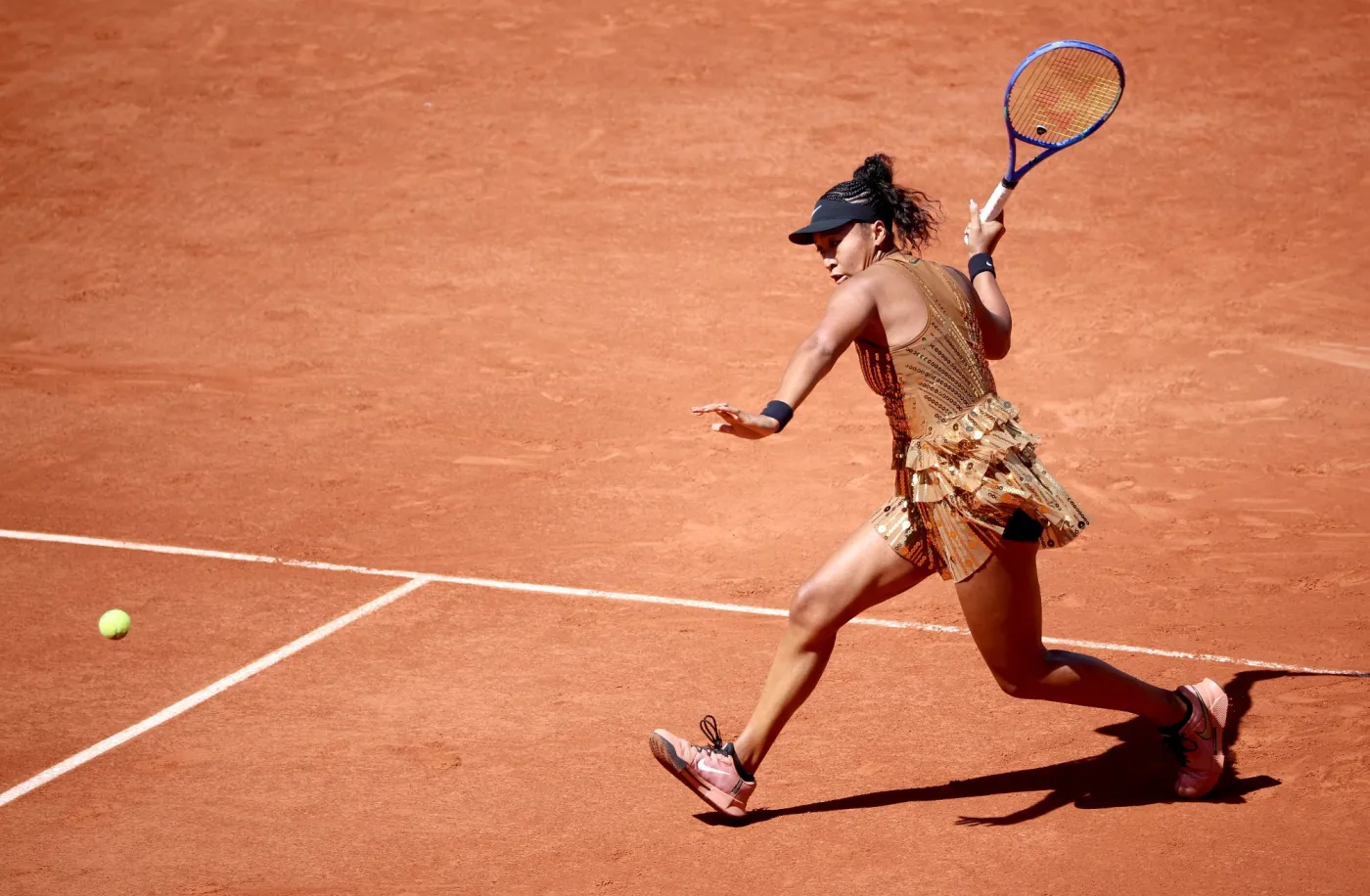 naomi-osaka-zadziwila-strojem-na-roland-garros-japonka-na-kort-weszla-cala-na-zloto-39155567.jpg