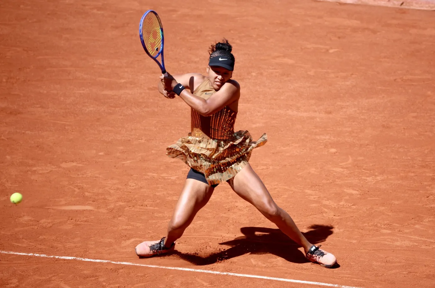 naomi-osaka-zadziwila-strojem-na-roland-garros-japonka-na-kort-weszla-cala-na-zloto-39155577.jpg
