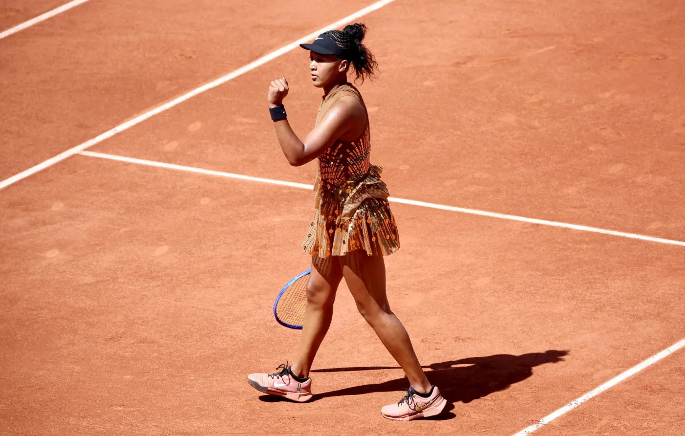 naomi-osaka-zadziwila-strojem-na-roland-garros-japonka-na-kort-weszla-cala-na-zloto-39155572.jpg