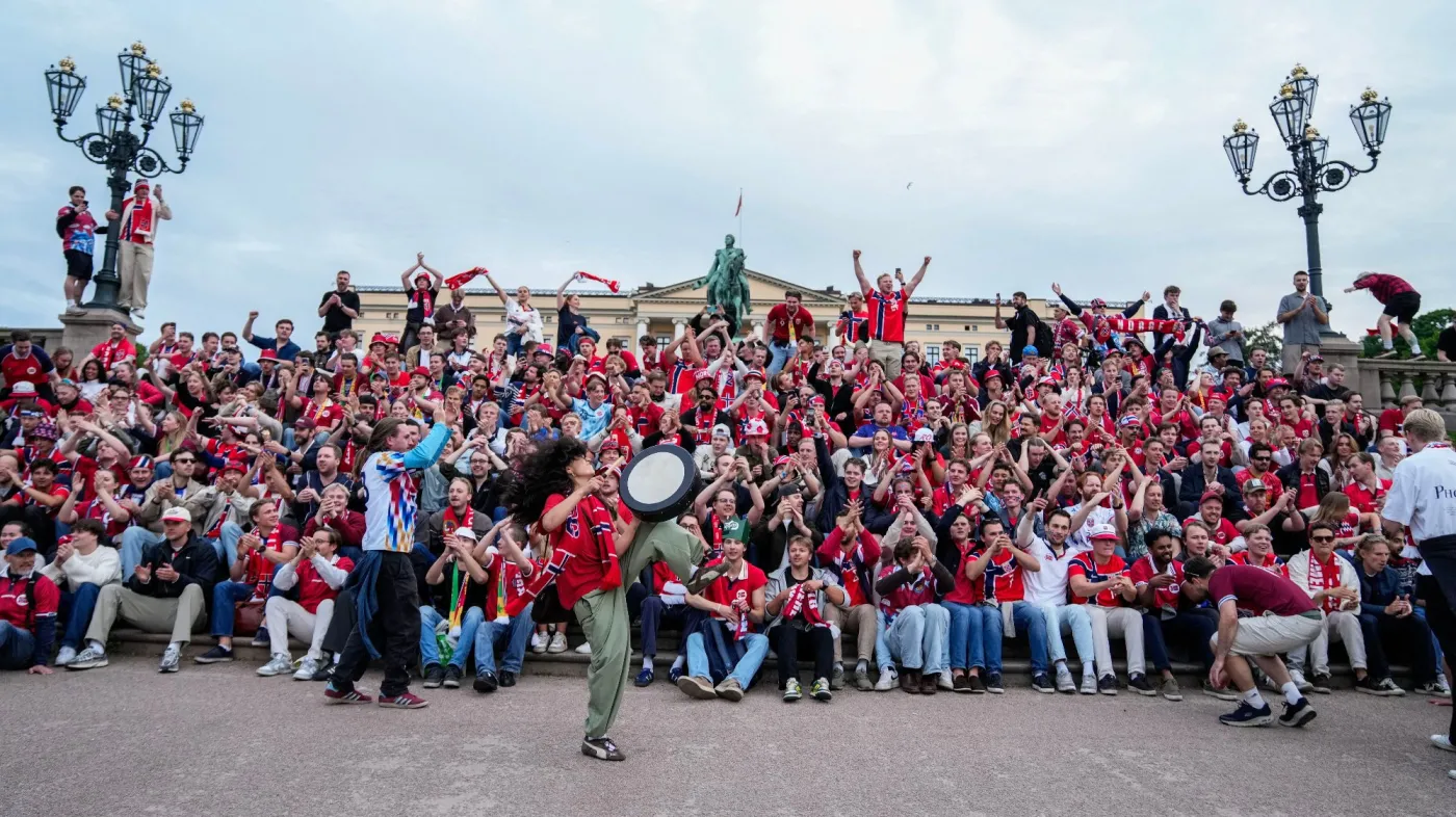 Mundial 2026. Kibice świętowali pod oknami 89-letniego Harald V. "Pobudka. Budzimy króla"
