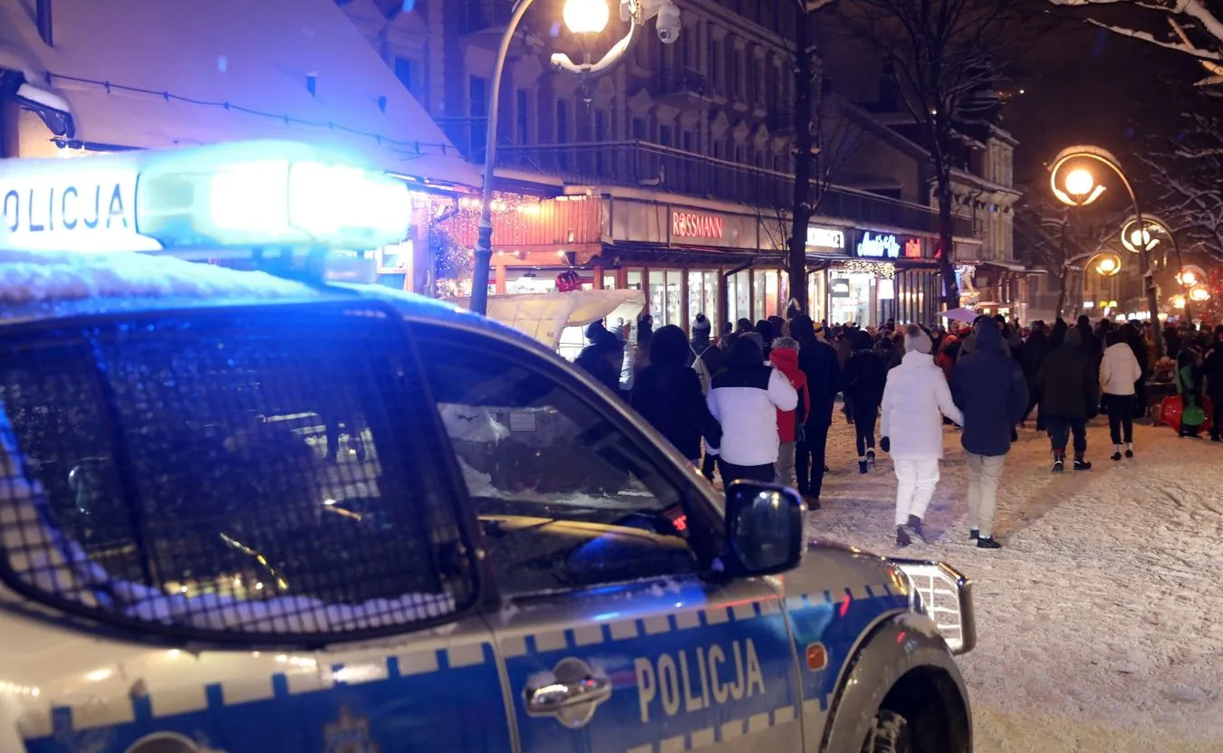 Policyjny radiowóz wśród licznych turystów na Krupówkach w Zakopanem