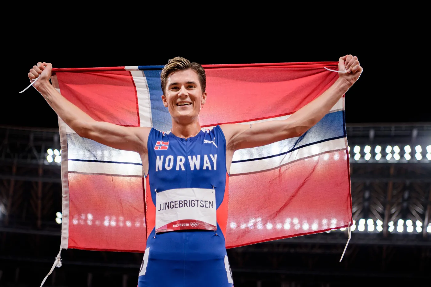 Jakob Ingebrigtsen celebrujący zdobycie złotego medalu w biegu na 1500 m na IO w Tokio