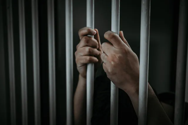 Wójcik ujawnia: W polskich więzieniach siedzi 868 pedofilów, w tym dwóch duchownych