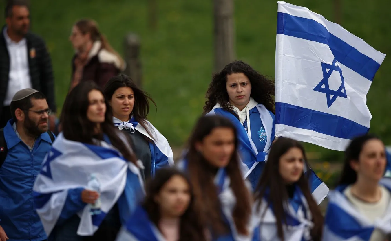 Uczestnicy Marszu Żywych na terenie byłego niemieckiego obozu koncentracyjnego Auschwitz 